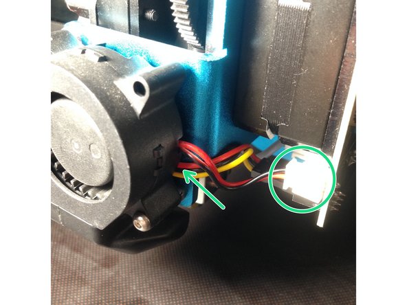 Passez le cable entre la turbine et son support.Serrez les 2 vis.Reconnecter la broche sur la carte