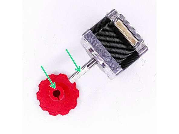 Le pignon d'extrusion manuelle est muni d'un méplat comme sur le NEMA14.Placez le sur l'axe en faisant correspondre les méplats.