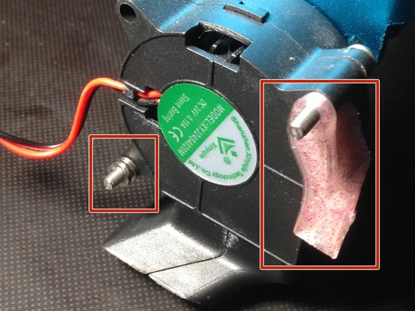 Inserez les 2 vis inox M3 x20 mm( fourni) dans la turbine. Les 2 rondelles et le support du capteur
