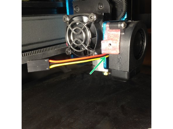 Passez le cable entre la turbine et son support.Serrez les 2 vis.Reconnecter la broche sur la carte
