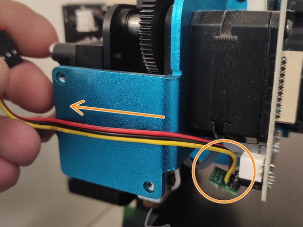 Arrangez le cable comme sur la photo, il ne doit en aucun cas toucher le bloc de chauffe de la hotend.Il passera derrière la turbine.