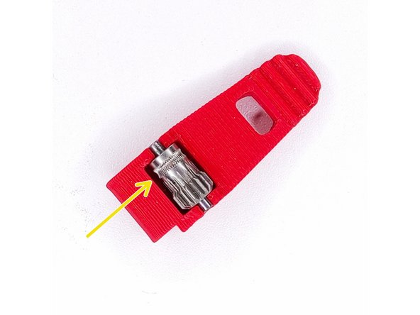 Placez le pignon sur la levier imprimé.Attention au sens de montage !