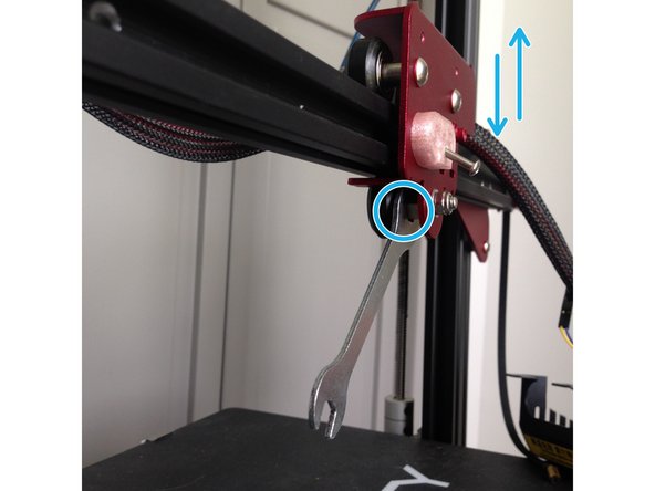 Attention visser sans forcer, il faut encore régler l'excentrique du chariot!!!