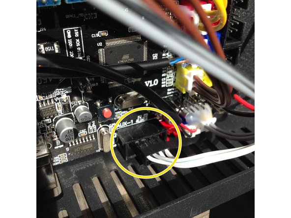 Retirer le connecteur TFT de la broche AUX-1