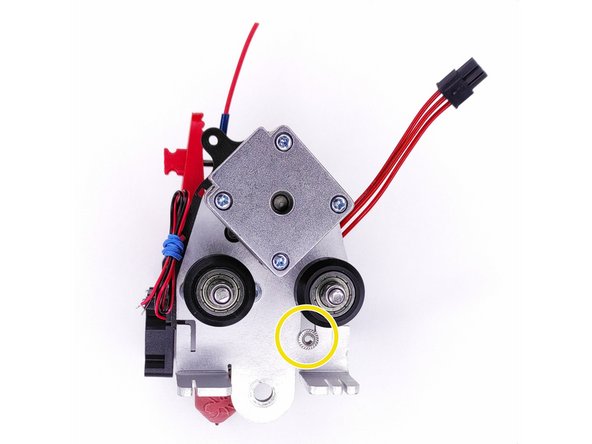 Placez l'écrou épaulé M3 derriere la platine et vissez le capteur. Vous règlerez la hauteur du capteur une fois le MiniXtruder sur votre imprimante grace a la rainure.