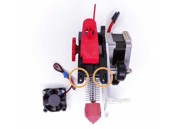 Montez le ventilateur 30x30 avec les vis thermoplastiques (x2). 2 emplacement aux choix suivant votre hotend.