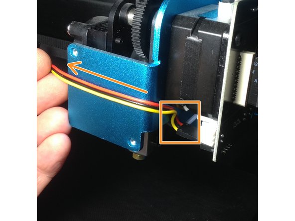 Arrangez le cable comme sur la photo, il ne doit en aucun cas toucher le bloc de chauffe de la hotend.Il passera derrière la turbine.