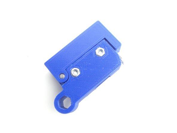 Placez les 2 ecrous et serrez