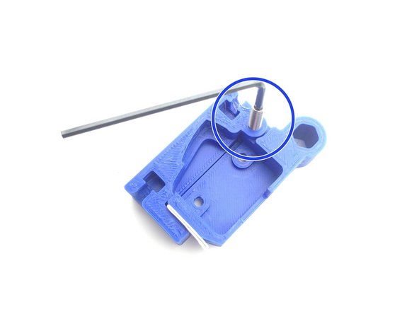 Vissez la vis sans tête M4 x 14 mm au ras de la pièce