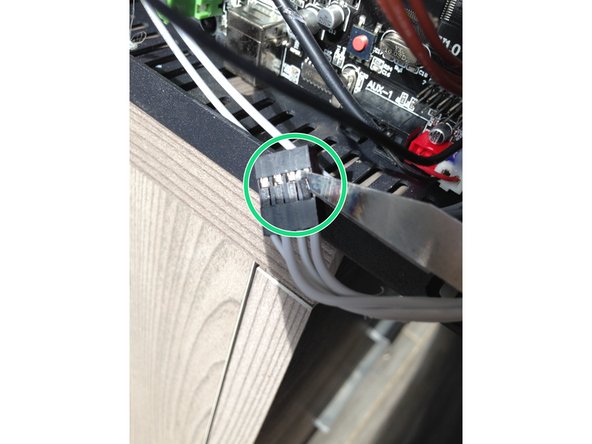 A l'aide du lame de cutter, soulever les languettes du connecteur afin de retirer les pins et  les réorganiser suivant le plan fourni a l'étape précédente. (Nous vous conseillons de repérer vos cables dans cette étape)