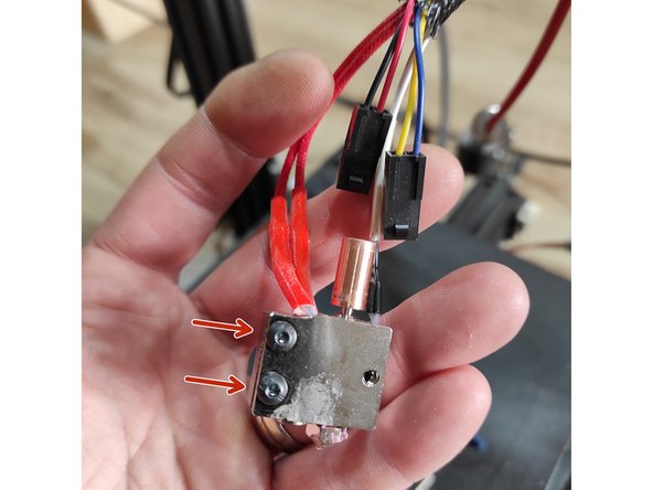 Inserez la cartouche de chauffe dans le corps et serrez les 2 vis M3