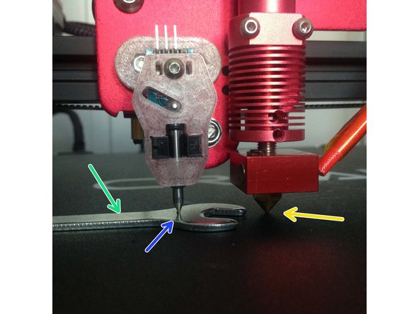 Descendre l'axe Z et mettre en contact la hotend sur le plateau.
