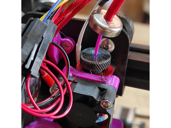 Faites sortir le filament du MagnetMK10 et l'inserer dans la hotend.