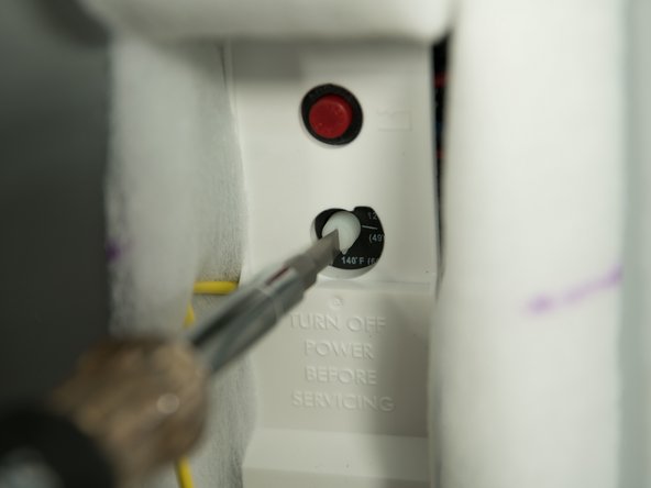 If higher temperatures are required turn the water temperature dial clockwise ( &gt;&gt;) to increase the temperature. (Turn the dial counter clockwise ( &lt;&lt; ) to decrease the temperature.)