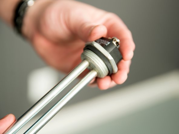 Install the gasket on the element.