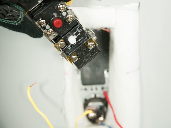 CAUTION: Metal edges may be sharp. Wear protective gloves.