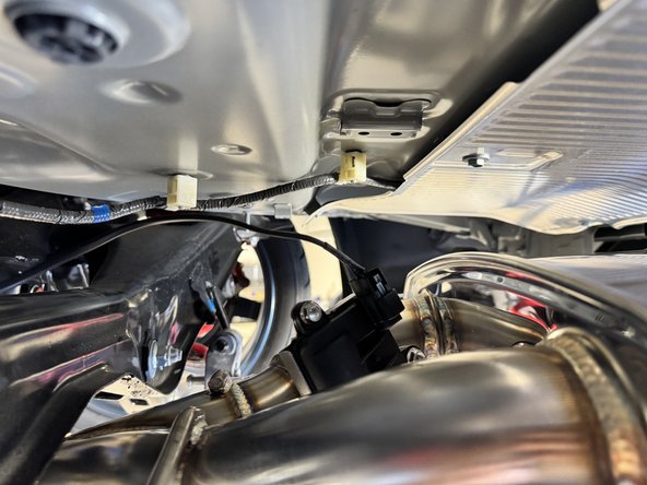 The harness with the black connector should be used to plug into the exhaust valve.