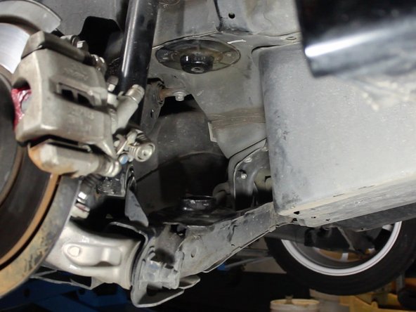 We recommend to have an extra set of hands during the removal of the rear springs.