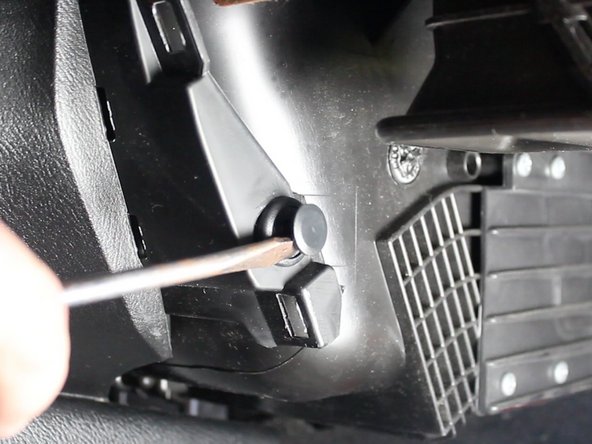 Remove the mounting clips on both sides of the center console.