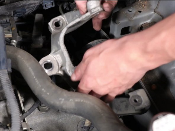 Remove the transmission bracket.