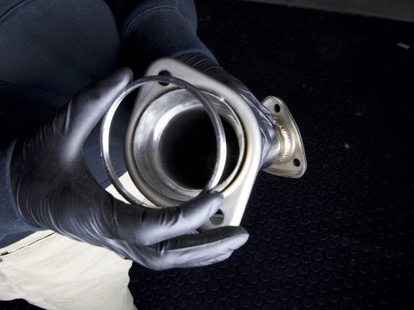 On the other end of the connection pipe, install the correct ring gasket.