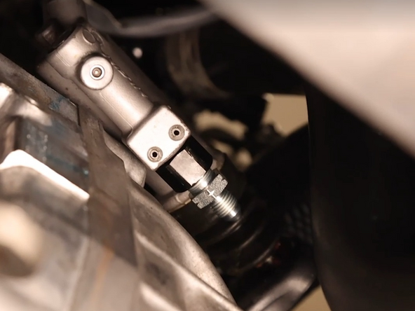 Install the adapter fitting into the CSC, and tighten it.