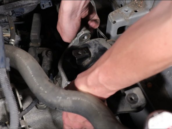 Remove the transmission bracket.
