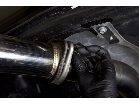 Like the previous step, install the ring gasket between the flanges and use the supplied hardware to bolt the exhaust pipes together.