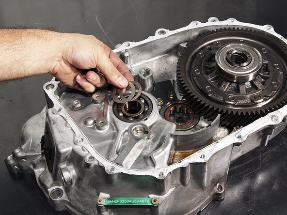 Remove the 28mm spring washer and the 28mm washer that were sandwiched between the mainshaft and the mainshaft bearing.