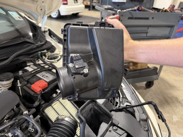 Pull out the air cleaner cover.