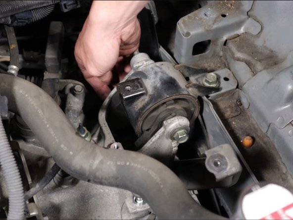 Remove the transmission bracket.