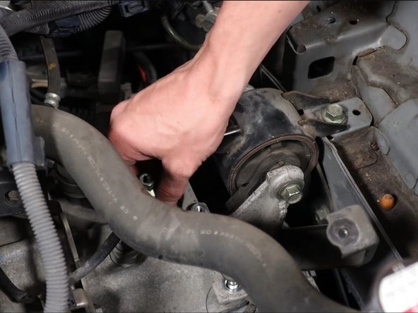 Remove the transmission bracket.