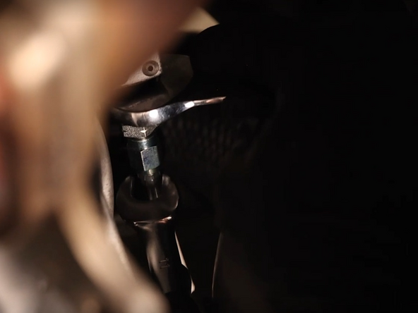 Install the adapter fitting into the CSC, and tighten it.