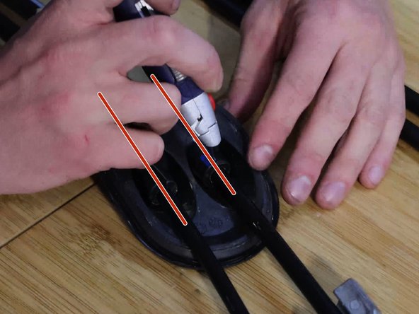 Be sure to align the cables correctly and keep them positioned correctly.