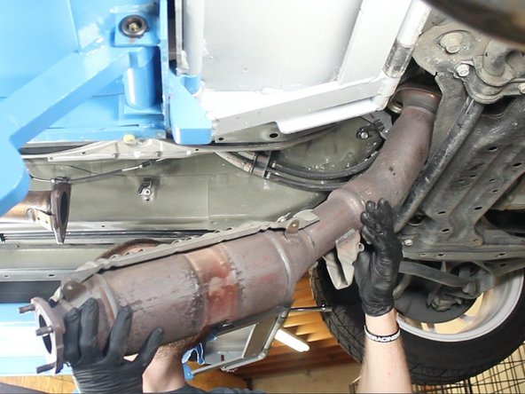 Remove the catalytic converter pipe.