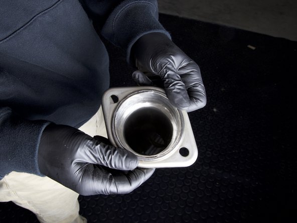 On the other end of the connection pipe, install the correct ring gasket.