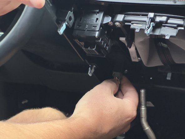 Disconnect the buttons and switches. Depending on the model, there may be 3-5 connectors. (The Si trim is shown in this guide)