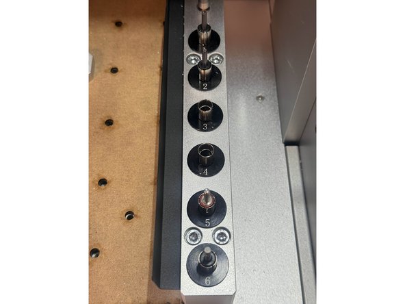 det er viktig at maskinen plukker riktig verktøy, det verktøyet vi valgte når vi lagde jobbene har et nummer tilknyttet som står før navnet, dette nummeret skal korrespondere med sporet i verktøyholderen.