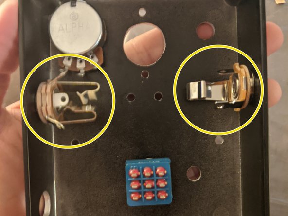 The input jack has 3 lugs and the output jack has 2 lugs. Convention says to mount the input on the right and output on the left, but it doesn’t really matter. Go off of what the kit says.