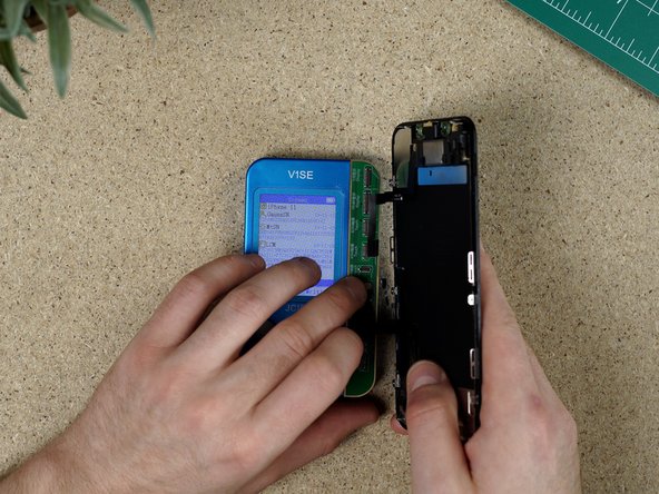 Connect the original screen to the JC V1SE. Press the read button. The V1SE will begin reading data, it’s copying it’s serial number which will be pasted  onto the replacement screen.