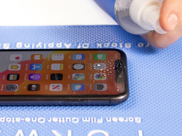 Prep your phones screen by cleaning it with Forward screen cleaner and a cleaning cloth.
