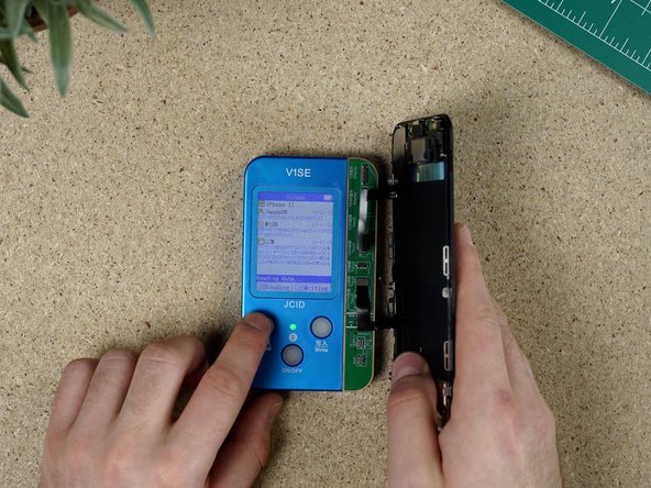 Connect the original screen to the JC V1SE. Press the read button. The V1SE will begin reading data, it’s copying it’s serial number which will be pasted  onto the replacement screen.