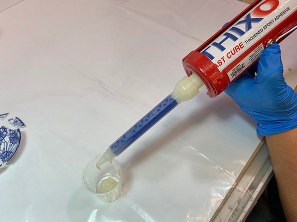 Remove the cap from the Thixo Fast Cure cartridge and attach the mixing nozzle.