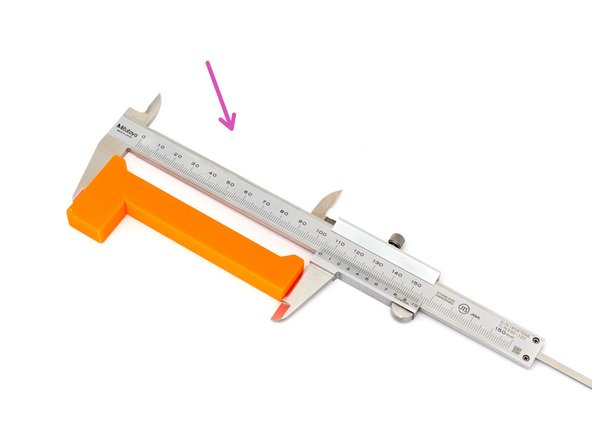 With a caliper, verify the length of the build_helper_z. It must be: