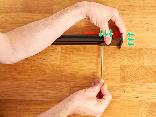 With the help of a joining plate, hold the plates against the extrusion and your table and fully tighten the M5 screws.