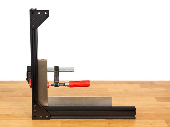Apply pressure in the directions shown and tighten strongly the two M5x10 screws.