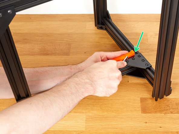 Use the build_helper_z to align the plate with the extrusion. Fully tighten the five M5 screws.