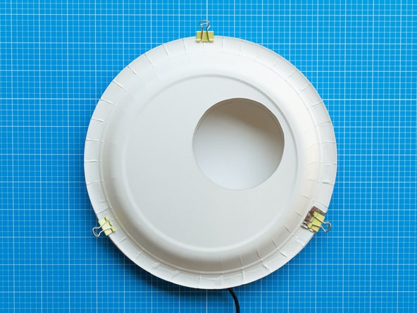Make sure the guide marks in both plates are aligned.