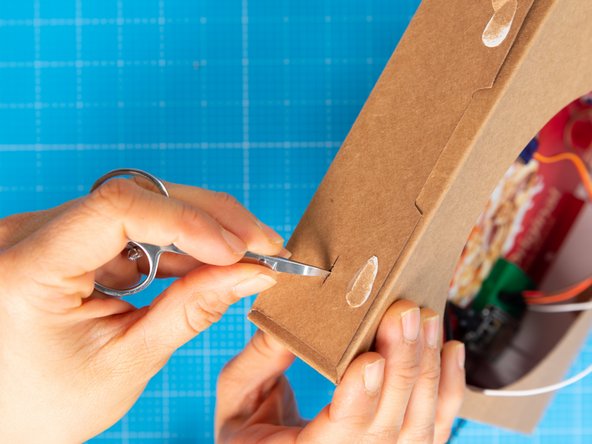 For better stability, place the spoon on the opposite side of the motor.