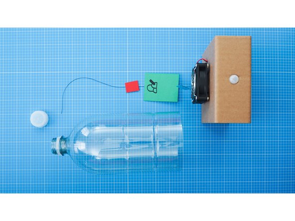 Trim the thread so that it has the length of the bottle + ca. 10cm.